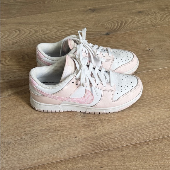Nike Women’s Pink Paisley dunks - Picture 5 of 6